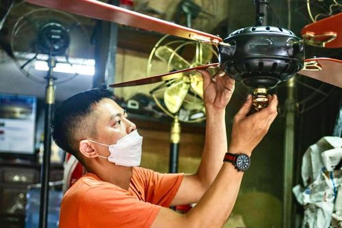 Ghé thăm 'bệnh viện quạt cổ' nổi tiếng tại Hà Nội