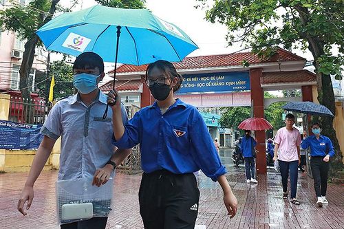 Tình nguyện viên 'Tiếp sức mùa thi' đội mưa hỗ trợ thí sinh