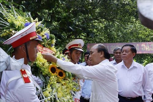 Chủ tịch nước dâng hương tại Đền thờ các Anh hùng liệt sĩ đường 20 Quyết Thắng