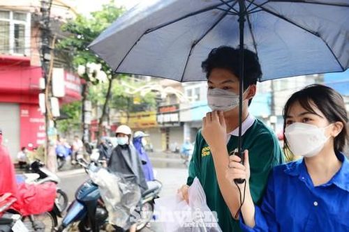 Hàng trăm tình nguyện viên đội mưa hỗ trợ thí sinh dự thi lớp 10