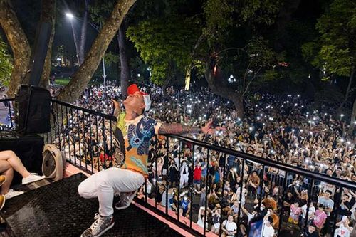 Tuấn Hưng lại gây 'náo loạn', cả ngàn người kéo đến trước nhà phố cổ