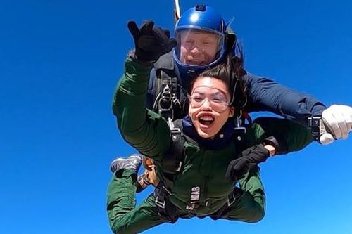 Minh Tú thử sức với môn nhảy dù, loạt ảnh 'phiêu' trên trời làm fan cười ngất
