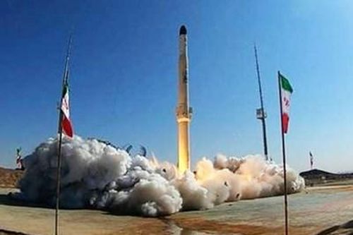 Iran sửa soạn phóng tên lửa đẩy, Mỹ dè chừng