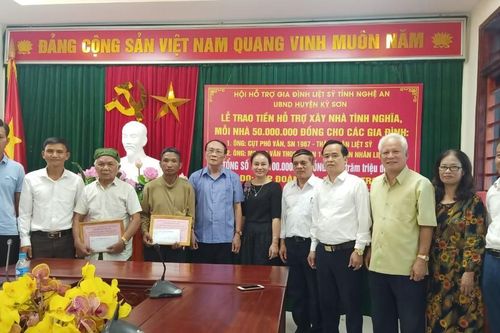 Trao tiền hỗ trợ xây dựng nhà tình nghĩa cho thân nhân liệt sỹ ở Kỳ Sơn