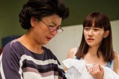 Về chơi nhà bạn trai, tôi bật khóc khi nhìn thấy mẹ đẻ hì hụi rửa 20 mâm bát phía sau nhà