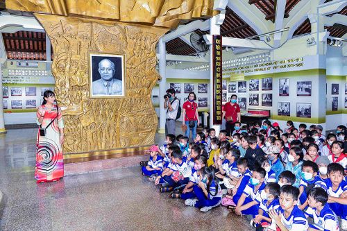 Tham quan du khảo về nguồn 'Hành trình tìm về địa chỉ đỏ' năm học 2021- 2022