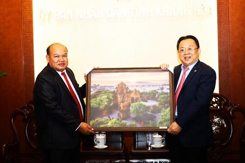 Ông Lê Hữu Hoàng - Phó Chủ tịch Thường trực UBND tỉnh Khánh Hòa tiếp đoàn công tác của Thủ đô Viêng Chăn (Lào)