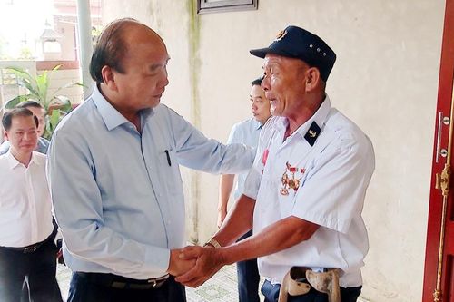 Chủ tịch nước Nguyễn Xuân Phúc đến thăm, động viên các gia đình chính sách tại Quảng Bình