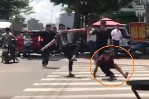 Dùng hung khí, bình xịt hơi cay tấn công nhiều người sau va chạm giao thông