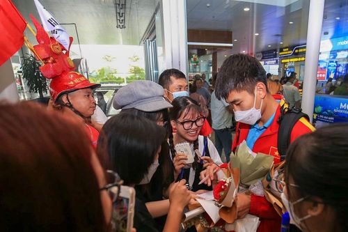 U23 Việt Nam về nước trong vòng tay chào đón của người hâm mộ