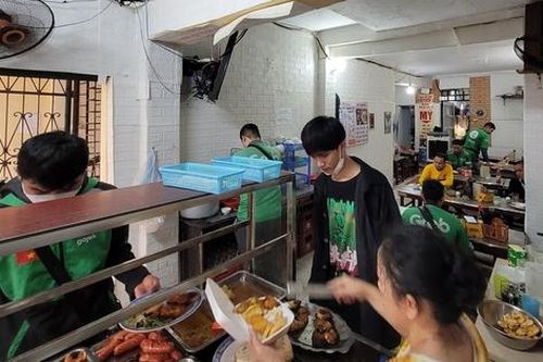 Quán cơm bình dân 'gồng mình' trong cơn bão giá, tài xế xe ôm tìm đến suất cơm giá rẻ