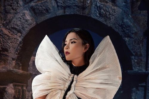 Diện outfit phong cách châu Âu, Thúy Diễm gây ngỡ ngàng với sắc vóc 'mẹ một con'