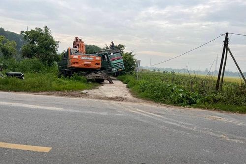 Xe 'hổ vồ' đổ trộm chất thải bị Chủ tịch huyện trực tiếp bắt quả tang
