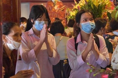 Sĩ tử thành kính dâng hương tại Văn Miếu - Quốc Tử Giám trước kì thi tuyển sinh vào 10