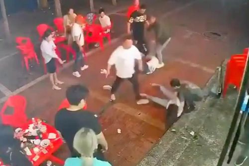 'Trung Quốc truy ra ca mắc Covid-19 ngay nhưng không bảo vệ phụ nữ'