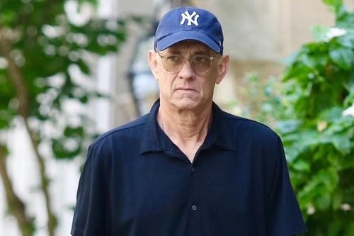 Tom Hanks gầy rộc, bước đi run rẩy