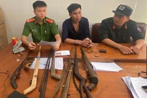 Kẻ buôn ma túy thủ 7 khẩu súng trong nhà