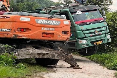 Chủ tịch huyện trực tiếp bắt xe Howo đổ trộm chất thải ở Hà Nội