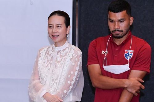Trợ lý Madame Pang bị tố quấy rối cầu thủ Thái Lan