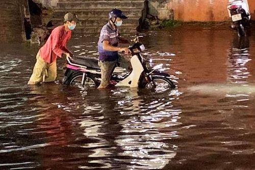 Vì sao Hà Nội thường xuyên ngập úng khi mưa lớn?