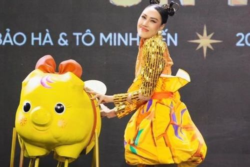Tranh cãi về thiết kế trang phục dân tộc giống như một cuộc thi 'hóa trang'