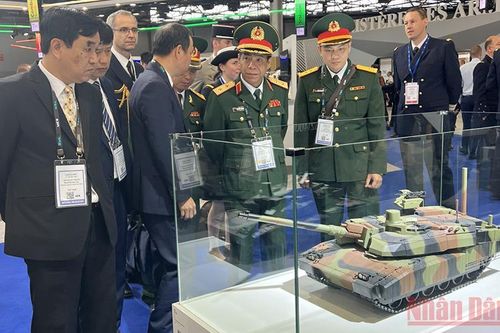 Việt Nam tham dự Triển lãm Vũ khí Lục quân EUROSATORY tại Pháp