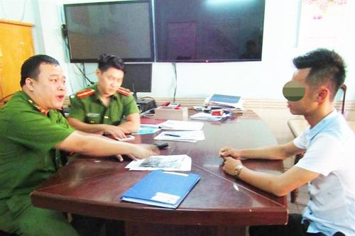 Làm rõ thanh niên đánh giày chuyên 'chặt chém' ở Đà Nẵng