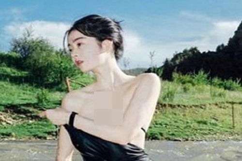 2 'nữ thần tắm suối Trung Quốc' khoe làn da trắng như phát sáng