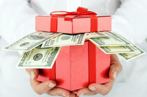 Lạm phát quá cao, ngân hàng ở Anh phát tiền cho nhân viên