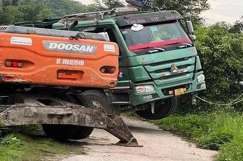 Chủ tịch huyện trực tiếp bắt xe 'hổ vồ' đổ trộm chất thải ở Hà Nội