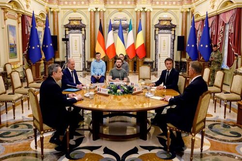 Lãnh đạo châu Âu hội đàm với ông Zelensky, Nga nói gửi vũ khí cho Ukraine 'vô ích'