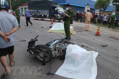 Va chạm giữa xe tải, xe máy và xe ba gác khiến 2 người tử vong