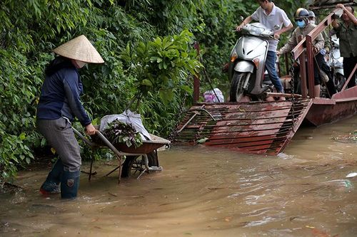 Thủy điện Hòa Bình xả lũ, người dân bãi giữa sông Hồng dùng đò để di lại