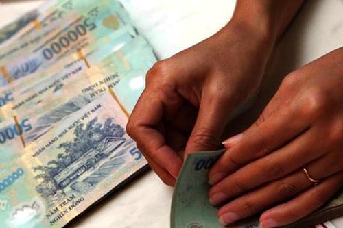 Chồng cả năm vẻn vẹn đưa vài triệu chi tiêu, vợ sững sờ trước số tiền chồng cất giấu