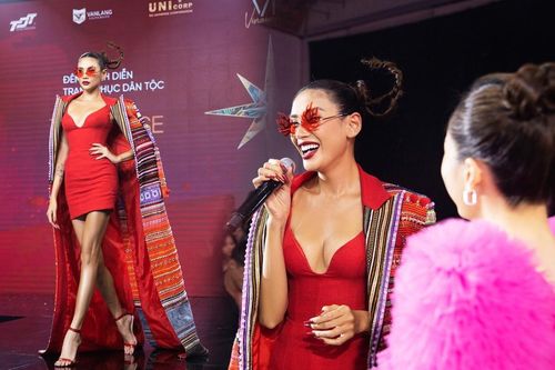 Võ Hoàng Yến ngẫu hứng show khả năng catwalk: Chỉ vài giây cũng đủ chứng minh đẳng cấp