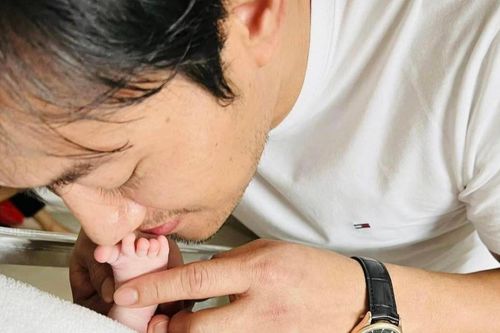Quý Bình hiếm hoi khoe ảnh con, tiết lộ cảm xúc lần đầu làm cha
