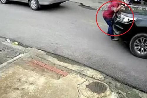 Con nợ cầm dao chặn đầu ôtô bị chủ nợ tông, cuốn vào gầm xe và cái kết may mắn