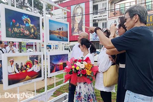Khai mạc triển lãm ảnh nghệ thuật Một thoáng quê hương
