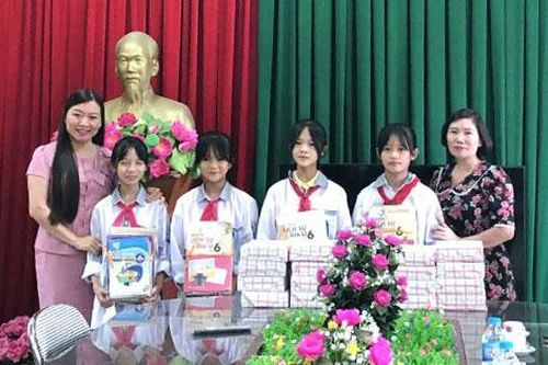 Tặng sách và đồ dùng học tập cho học sinh xã Phương Giao