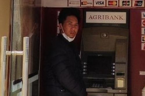 Dùng dao khống chế người phụ nữ, cướp tiền tại trụ ATM