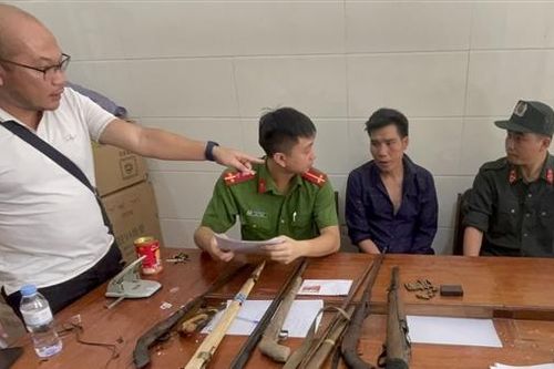Dùng vũ khí nóng chống trả, cắn cảnh sát hòng thoát thân