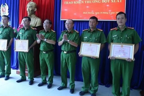 Khen thưởng Ban chuyên án bắt nhóm đối tượng dùng súng bắn chết người