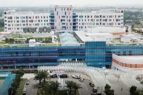 Mẹ ném con từ lầu 5 bệnh viện xuống đất
