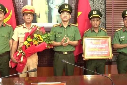 Khen thưởng các đơn vị bắt giữ vụ nhập cảnh trái phép
