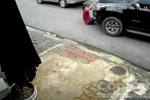 Con nợ cầm dao chặn đầu ô tô của chủ nợ, bị tông và cuốn vào gầm