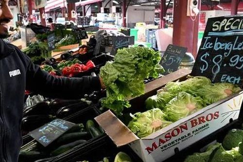 Khủng hoảng thực phẩm khiến cửa hàng thức ăn nhanh thay rau diếp bằng bắp cải trộn, khách hàng phản ứng vì quá kỳ lạ