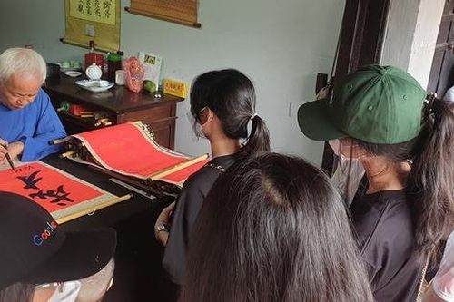 Sĩ tử chen chân xin chữ cầu may trong Văn Miếu trước ngày thi tuyển sinh lớp 10