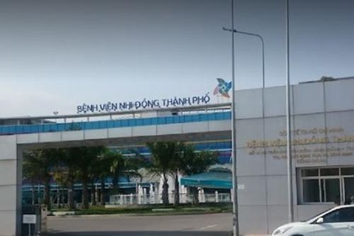 Bé trai 2 tháng tuổi nghi bị mẹ ném xuống từ tầng 5 bệnh viện