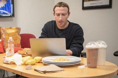 Mark Zuckerberg gây tranh cãi khi xóa logo táo khuyết trên MacBook trong ảnh mới đăng