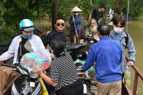 Bãi giữa sông Hồng thành 'đảo', dân phải di chuyển bằng đò